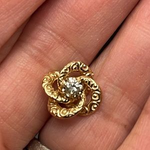 ISO yellow gold diamond stud earring. Antique flower / knot.